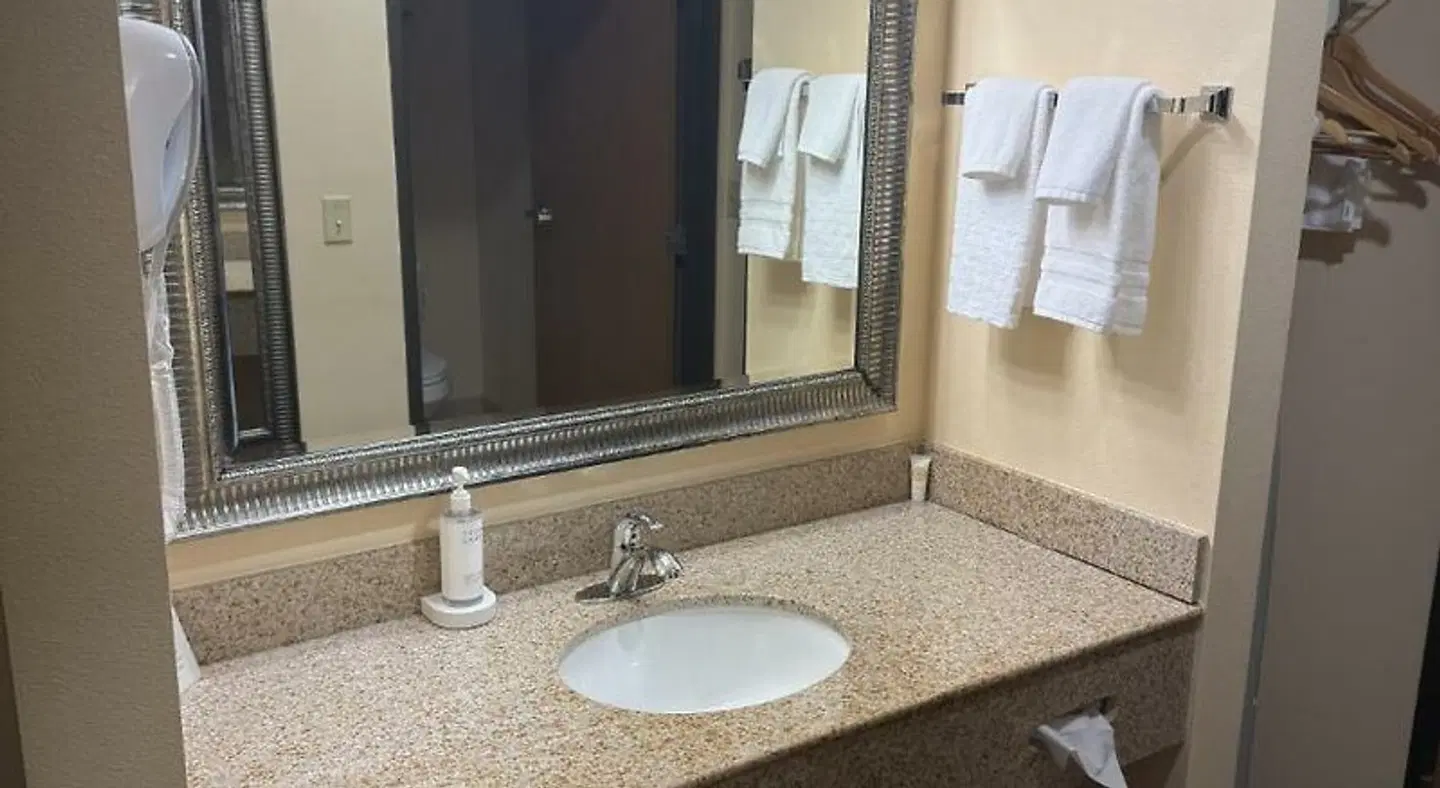 Americas Best Value Inn St. Robert Badezimmer
