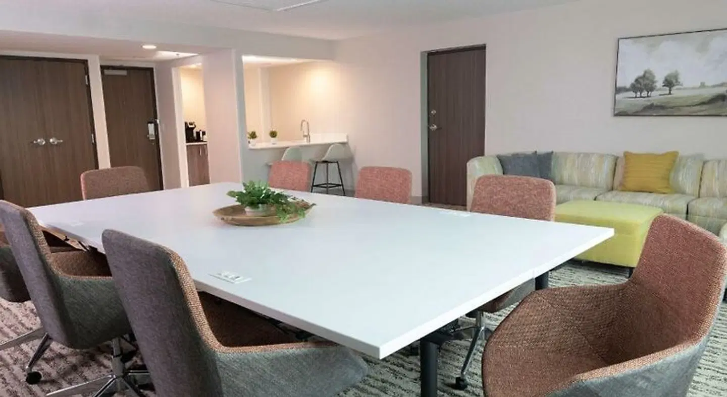 DoubleTree by Hilton Des Moines Airport ROOM_EXAMPLE