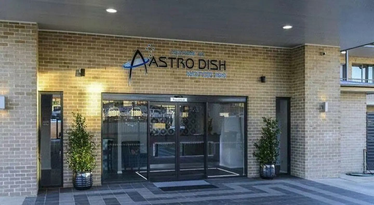 Aastro Dish Motor Inn EXTERIOR
