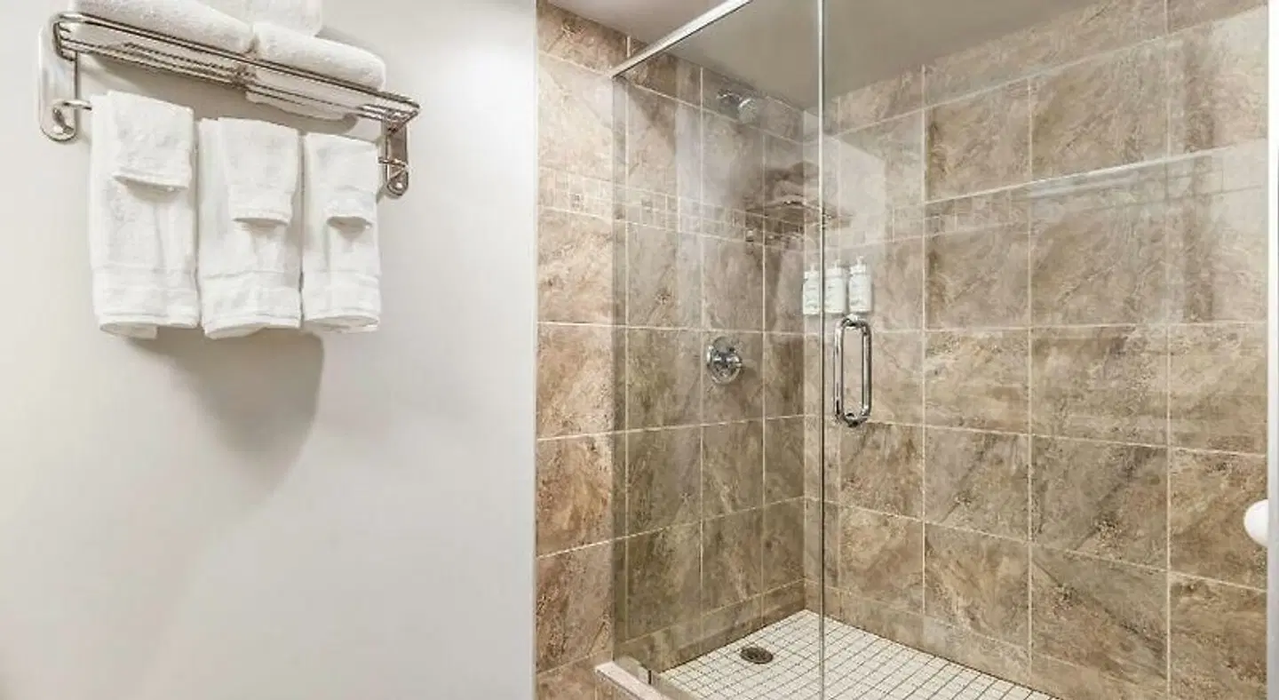 Days Inn by Wyndham Airdrie Badezimmer