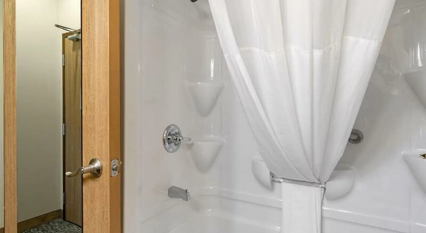Best Western Plus Fredericton Hotel & Suites Badezimmer