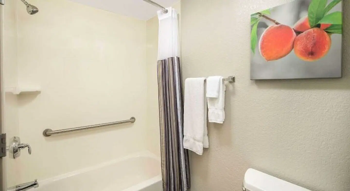 La Quinta Inn & Suites by Wyndham Atlanta Airport North Badezimmer