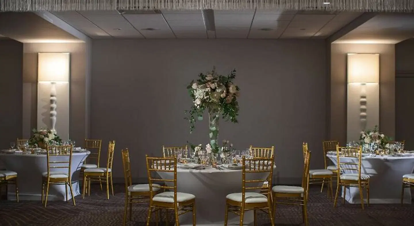 Renaissance Des Moines Savery Hotel Restaurant
