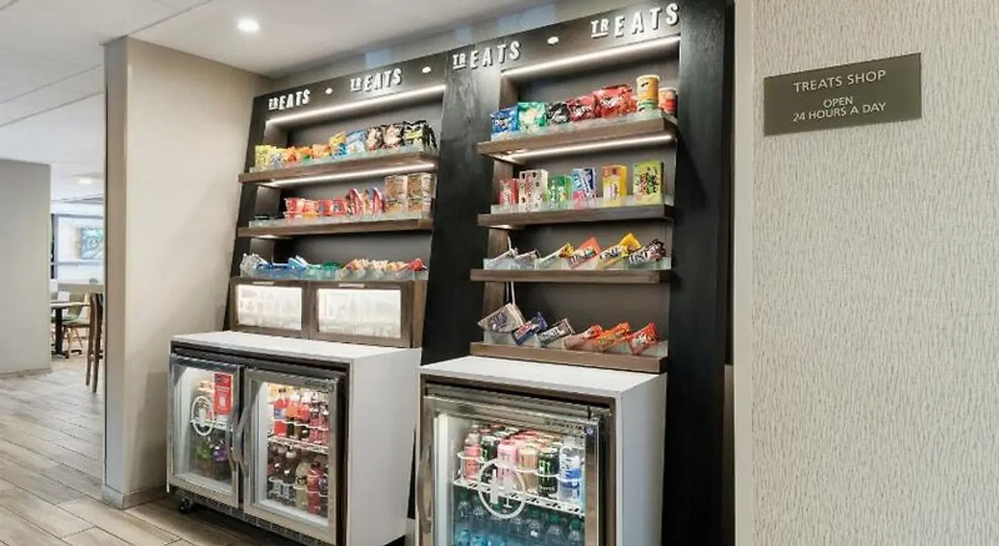 Hampton Inn Harbourgate Bar
