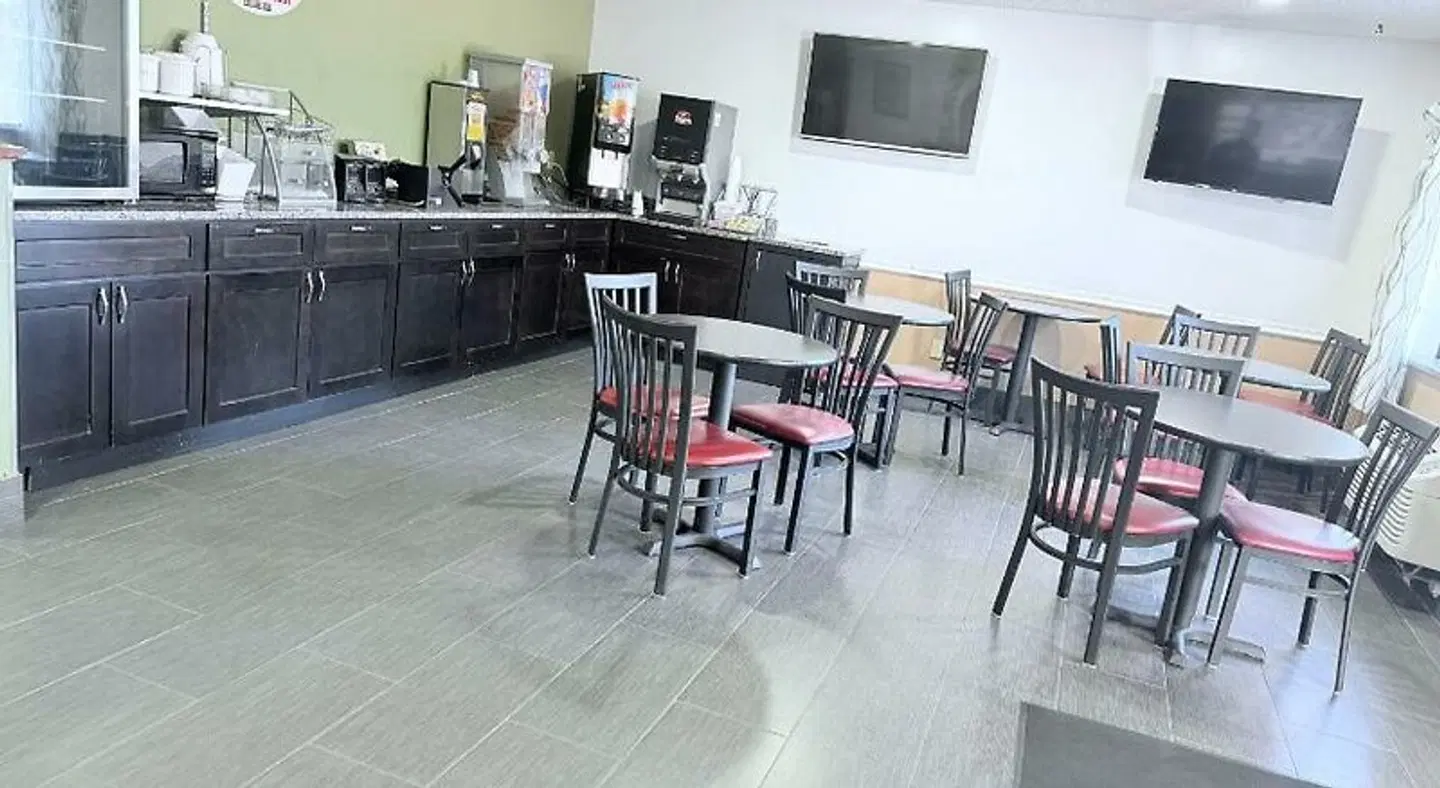 Super 8 by Wyndham Fond Du Lac Bar