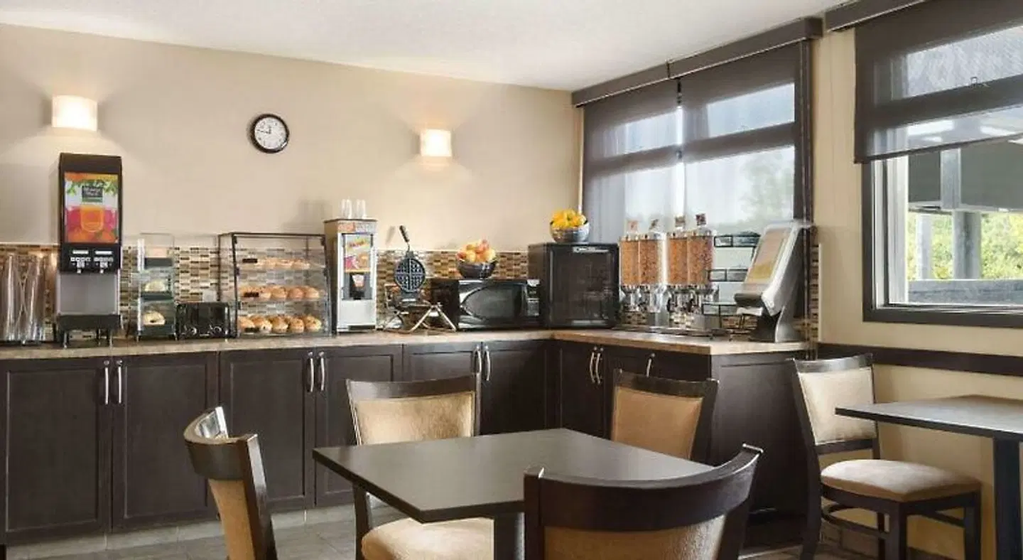 Days Inn Calgary Northwest Bar