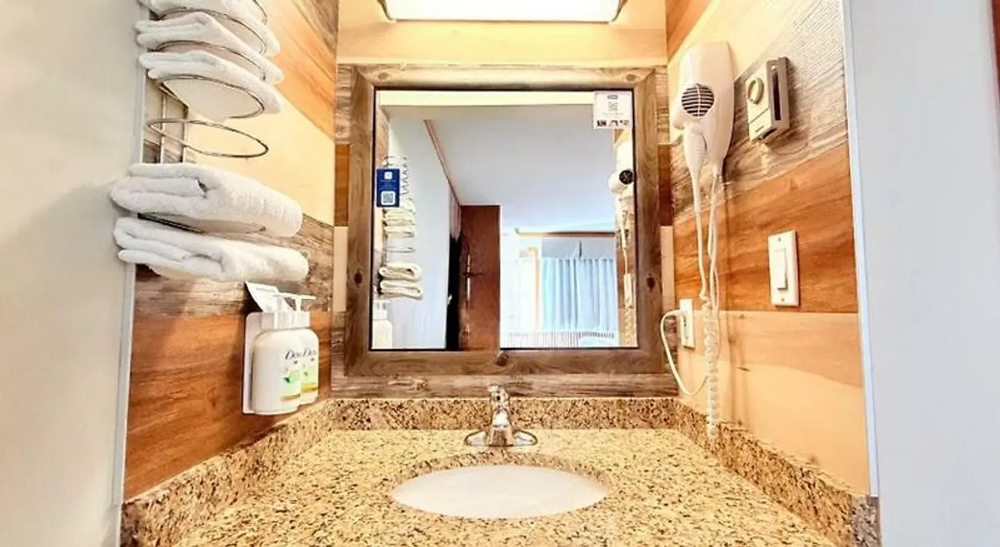 Travelodge by Wyndham Golden Sportsman Lodge Badezimmer