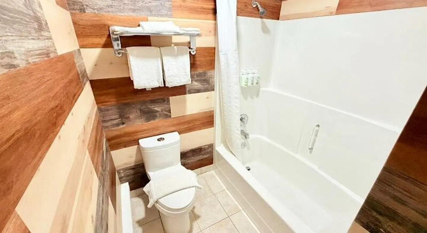 Travelodge by Wyndham Golden Sportsman Lodge Badezimmer