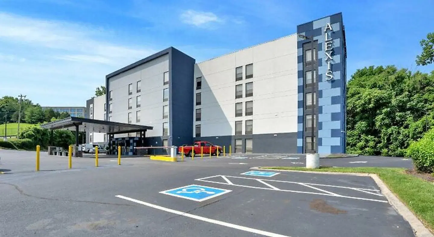 Alexis Inn and Suites Hotel EXTERIOR