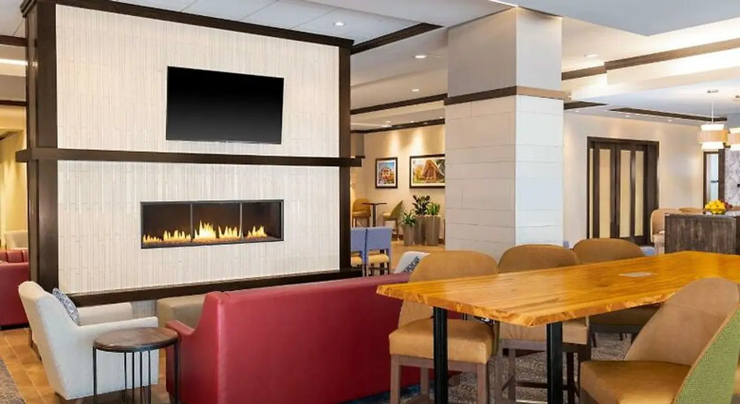 Hampton Inn & Suites Madison Downtown Bar