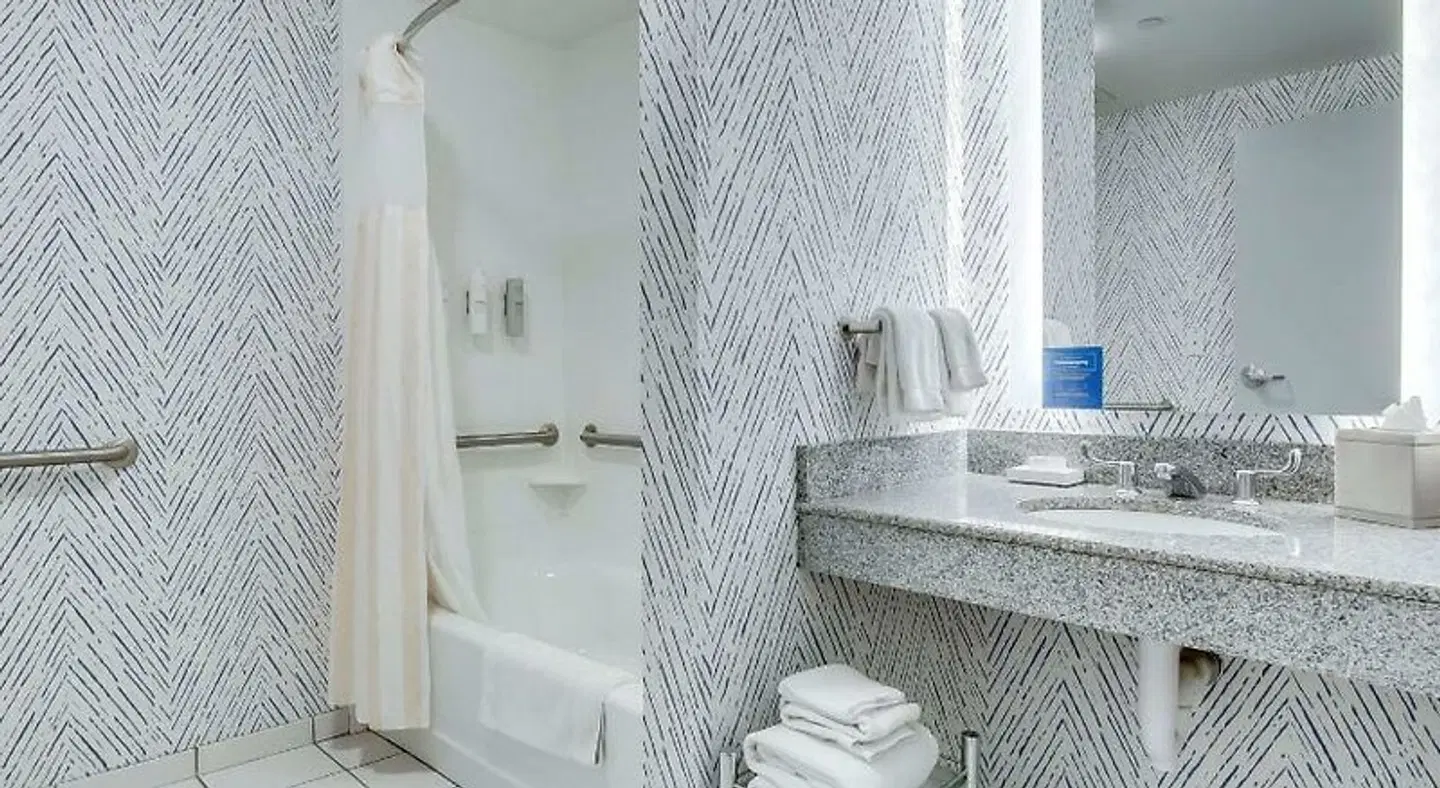 Hilton Garden Inn Louisville Northeast Badezimmer