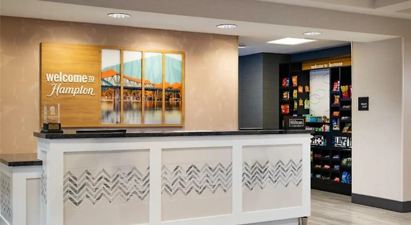 Hampton Inn & Suites La Crosse Downtown Bar