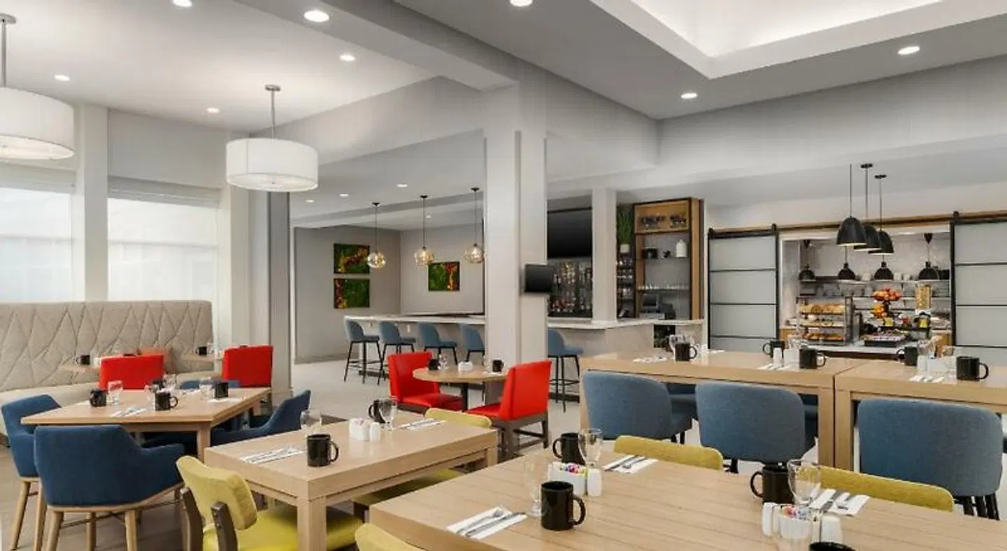 Hilton Garden Inn Dover Bar