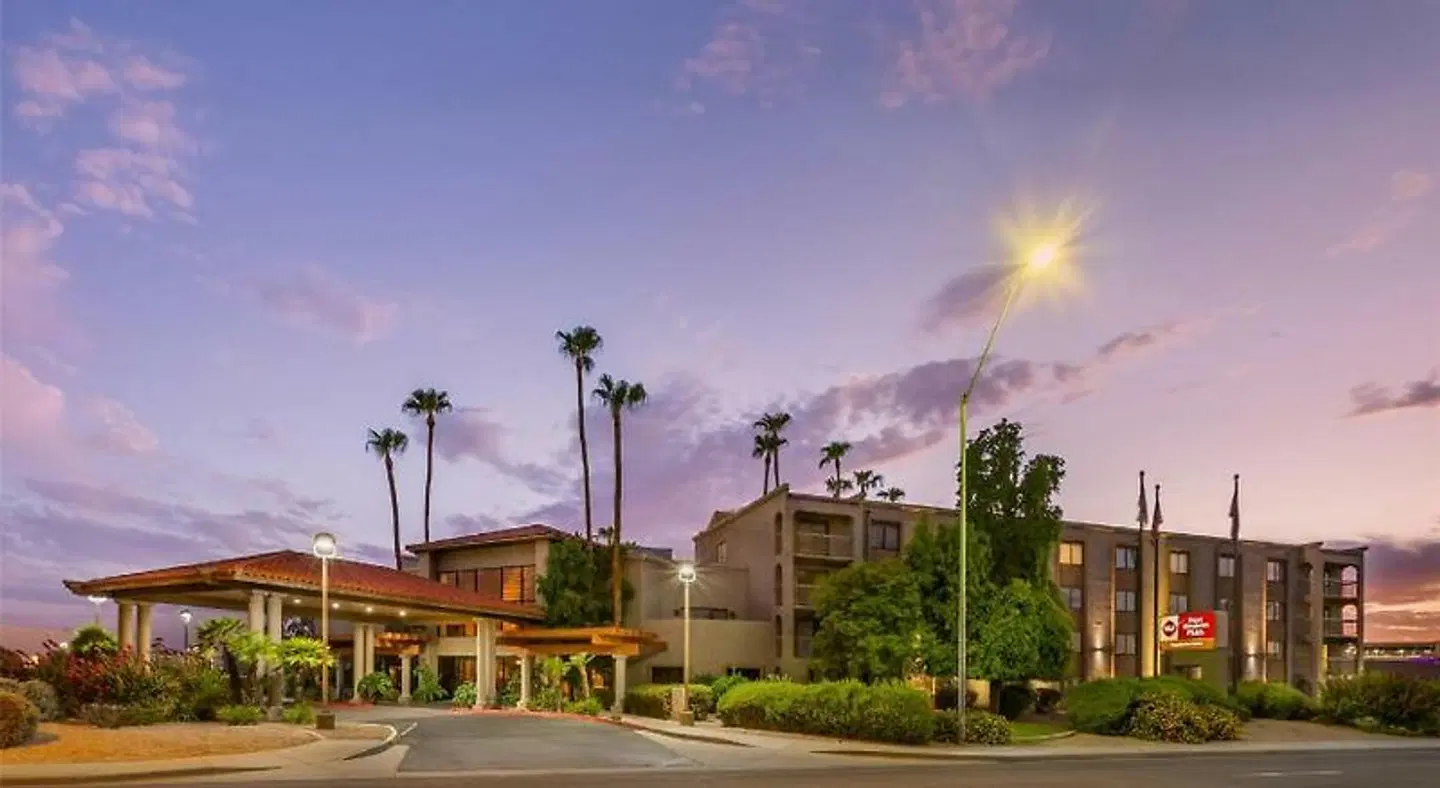 Best Western Plus Scottsdale Thunderbird Suites EXTERIOR