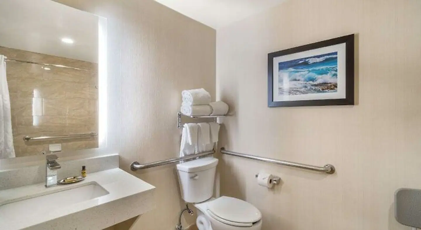 Best Western Plus Carpinteria Badezimmer