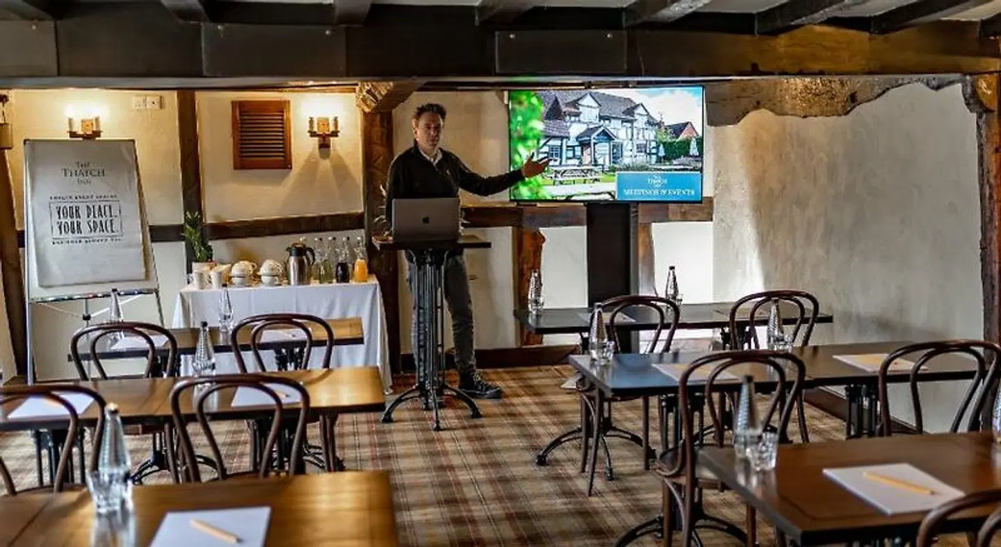 The Little Thatch Hotel Gloucester Bar
