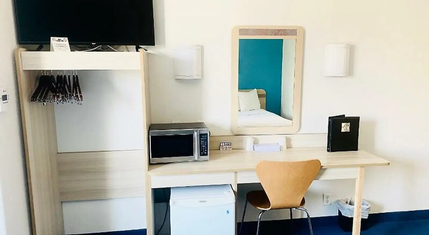 Motel 6 Red Deer, AB ROOM_EXAMPLE
