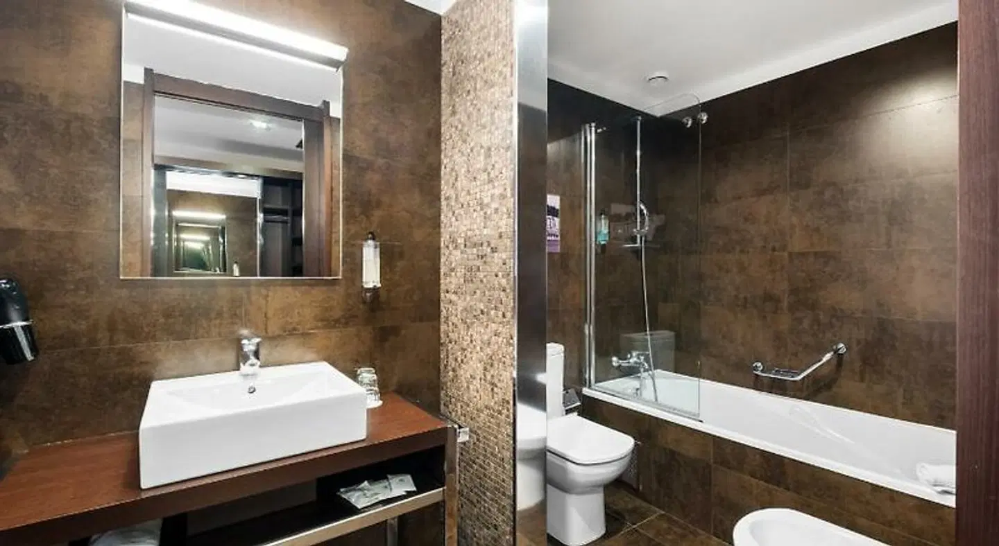 Axis Porto Business & Spa Hotel Badezimmer