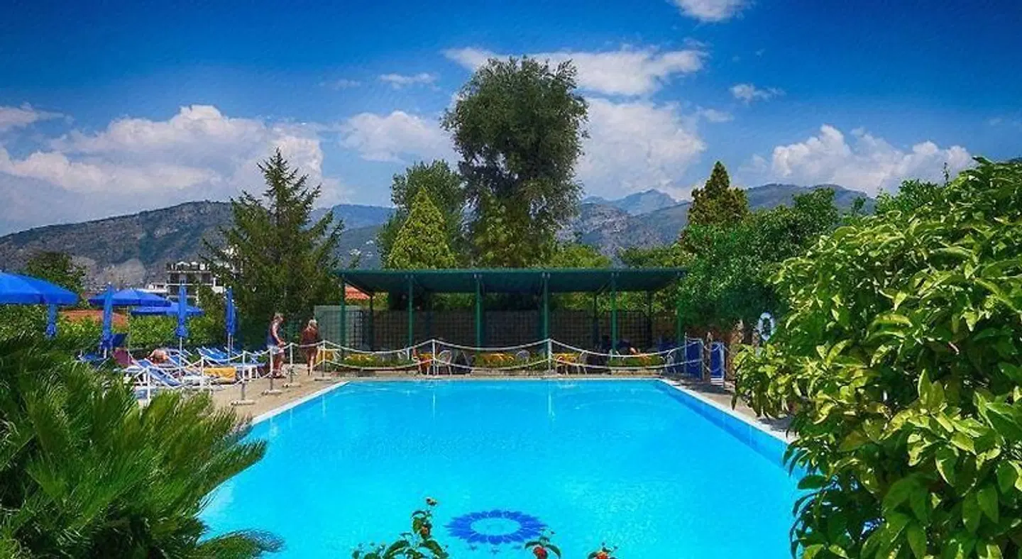 Girasole OUTDOOR_POOL