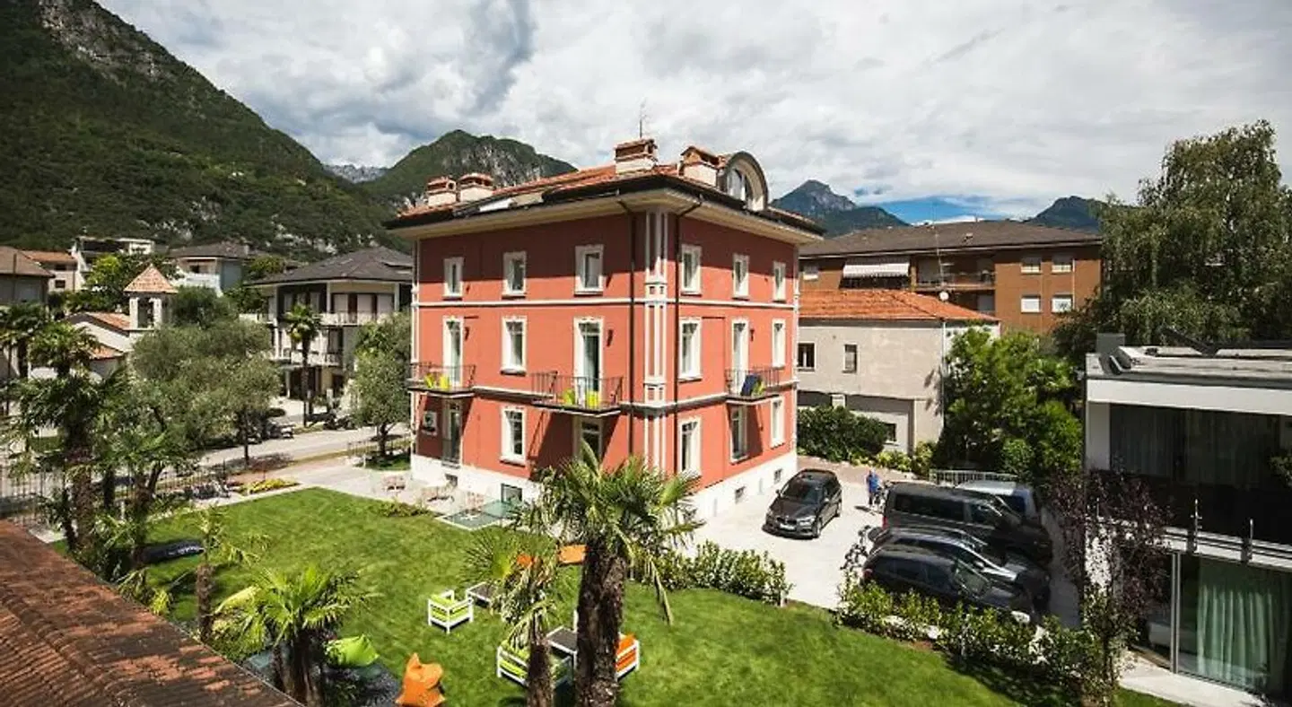 Holiday IV Gardan EXTERIOR