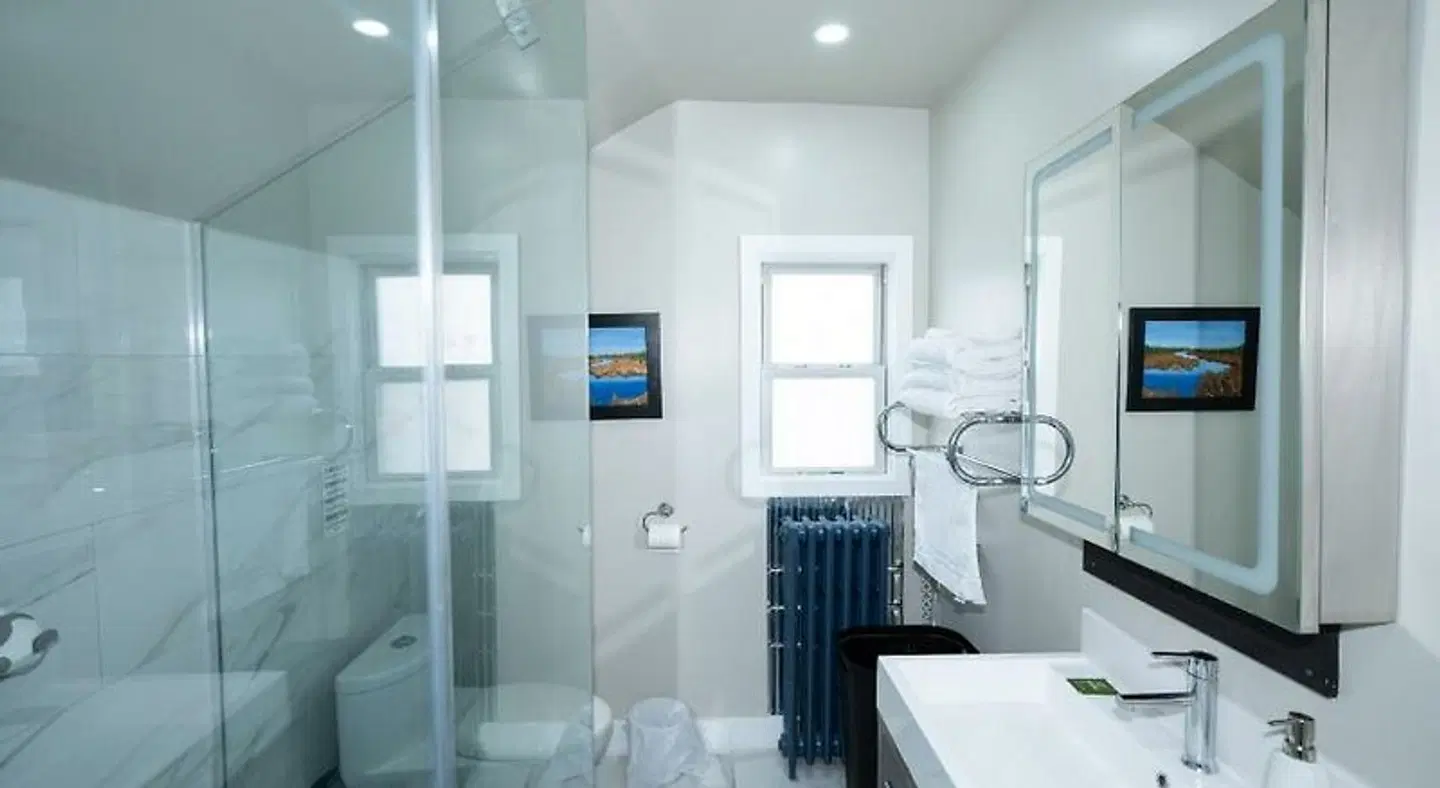 Serene Niagara Inn Badezimmer