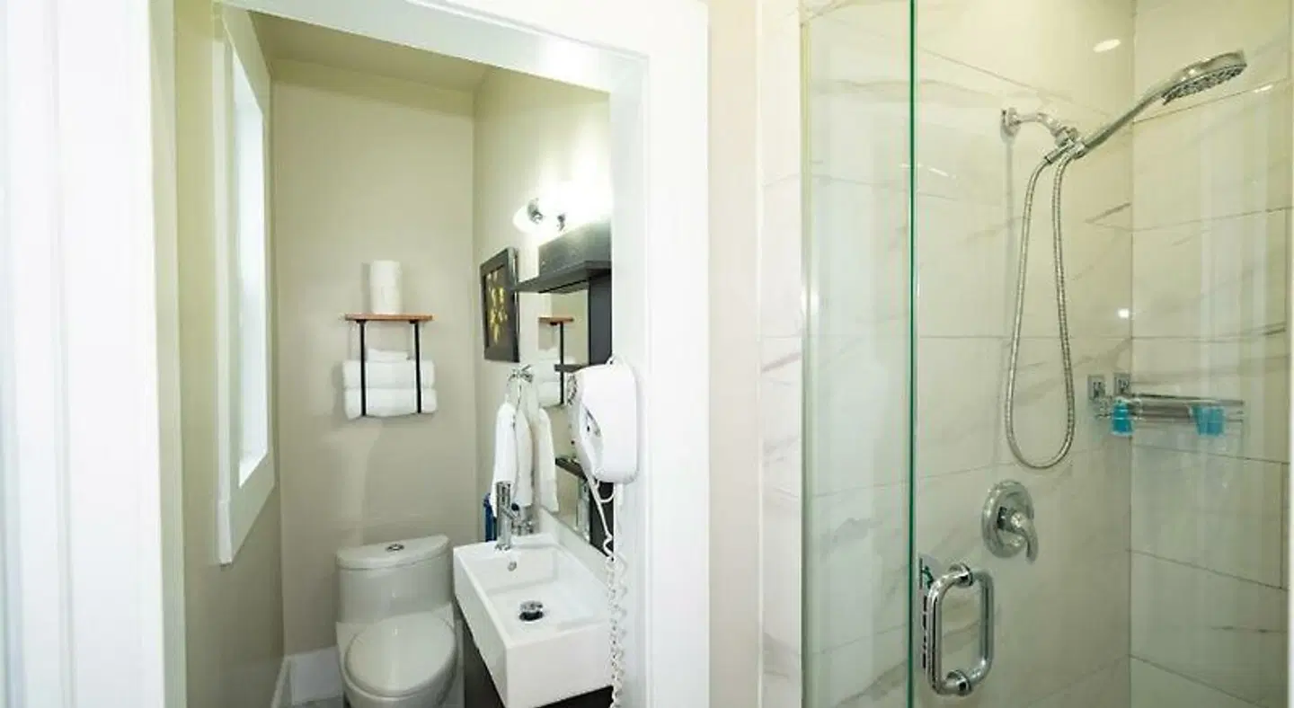 Serene Niagara Inn Badezimmer
