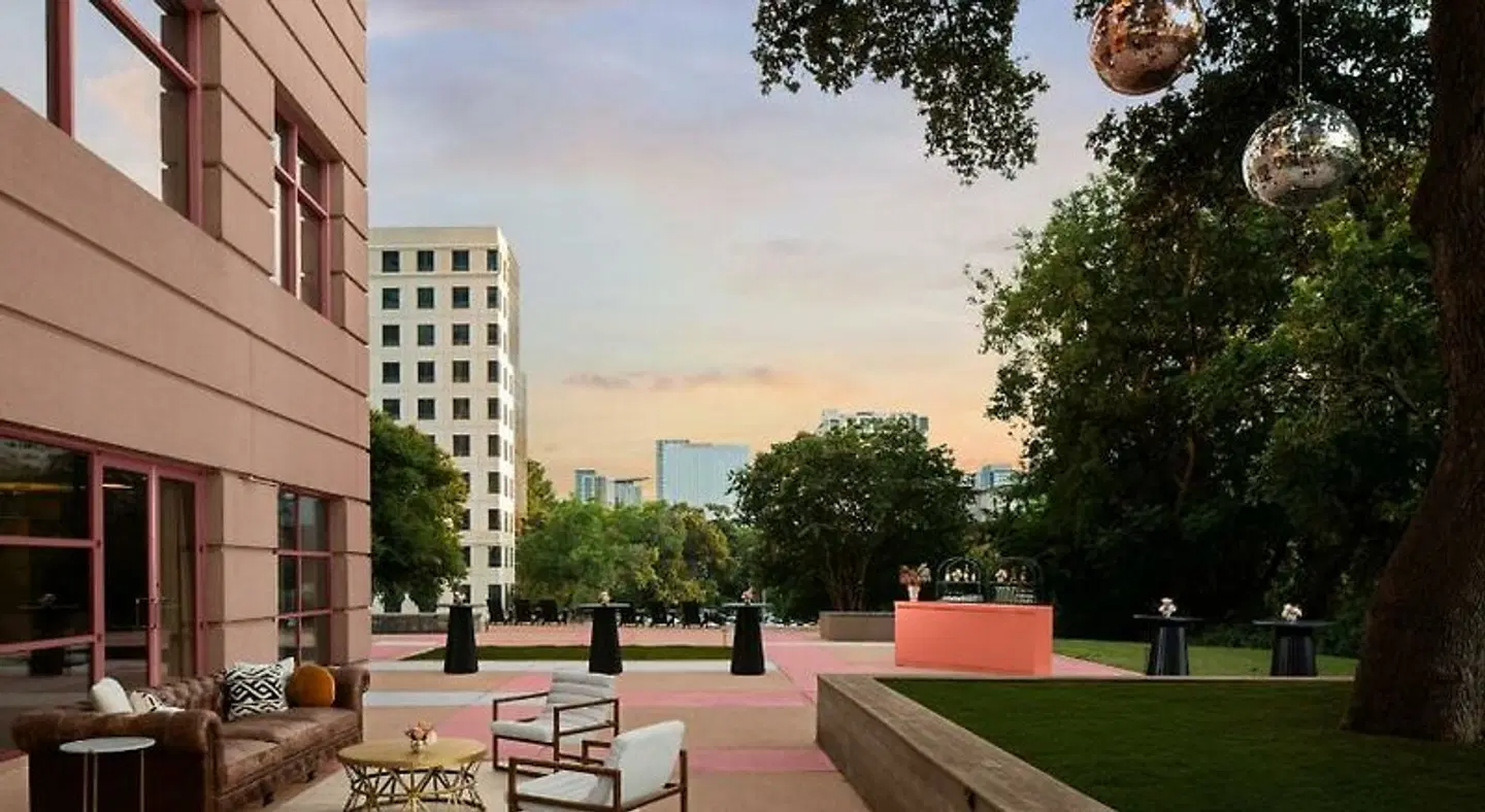 Downright Austin A Renaissance Hotel Garten