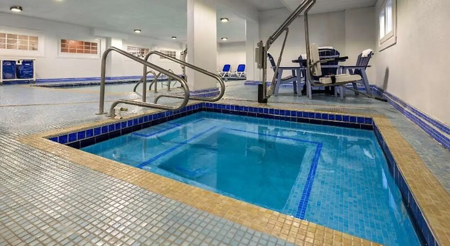 Howard Johnson Plaza by Wyndham Ocean City Oceanfront Hallenbad
