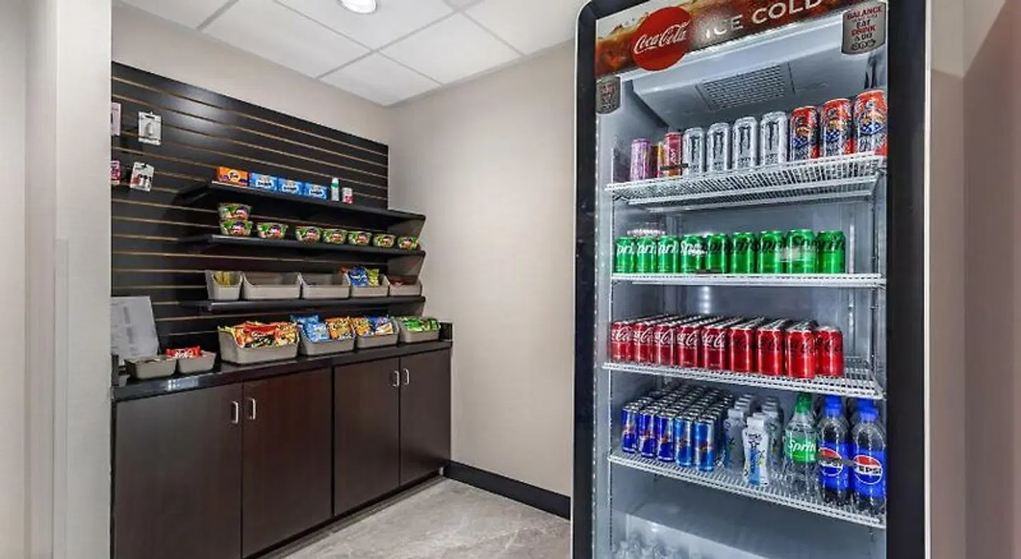 Best Western Plus Airport Inn & Suites Bar