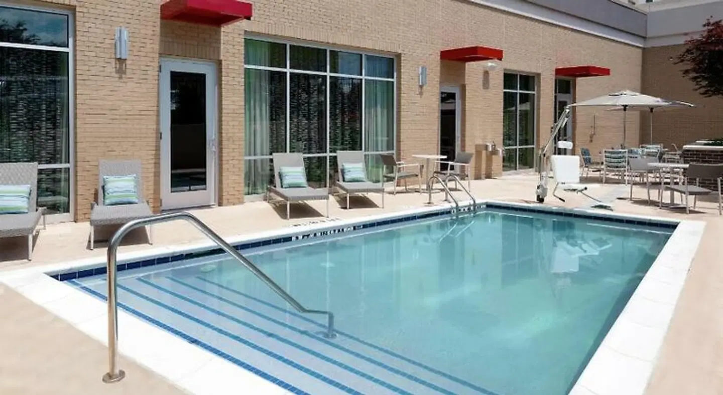 Hampton Inn & Suites Atlanta Buckhead Place OUTDOOR_POOL