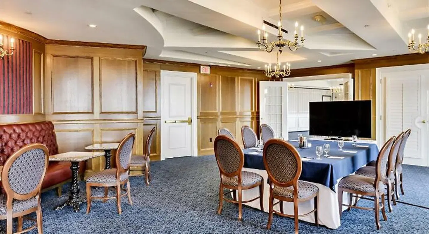 Madison Beach Hotel, Curio Collection by Hilton Restaurant