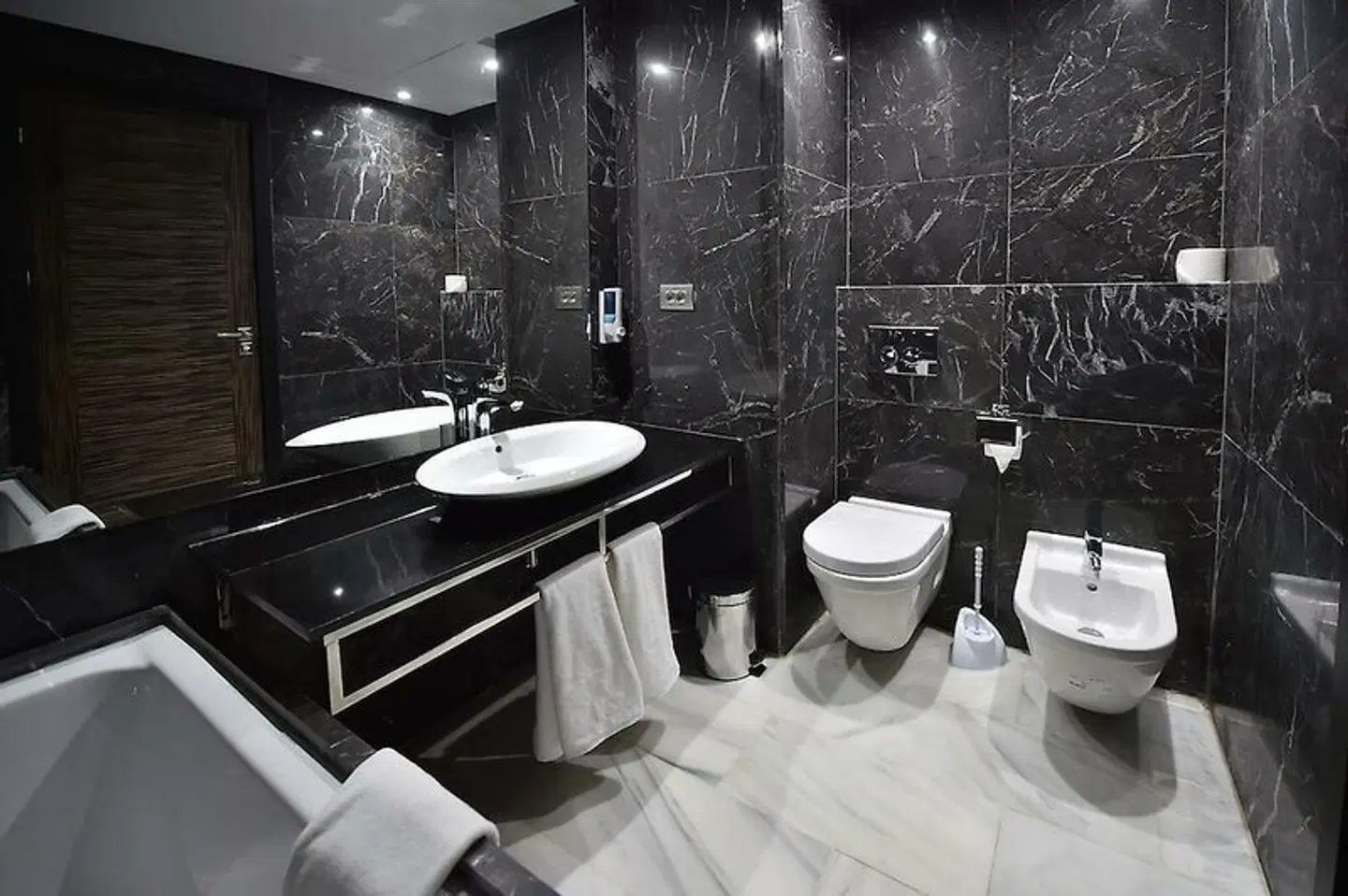 Le Yacht Suites Hotel Badezimmer