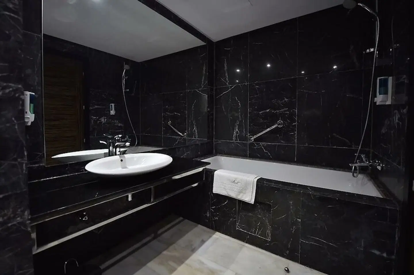 Le Yacht Suites Hotel Badezimmer