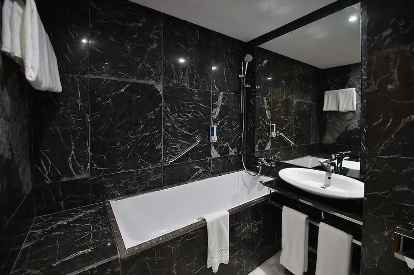 Le Yacht Suites Hotel Badezimmer