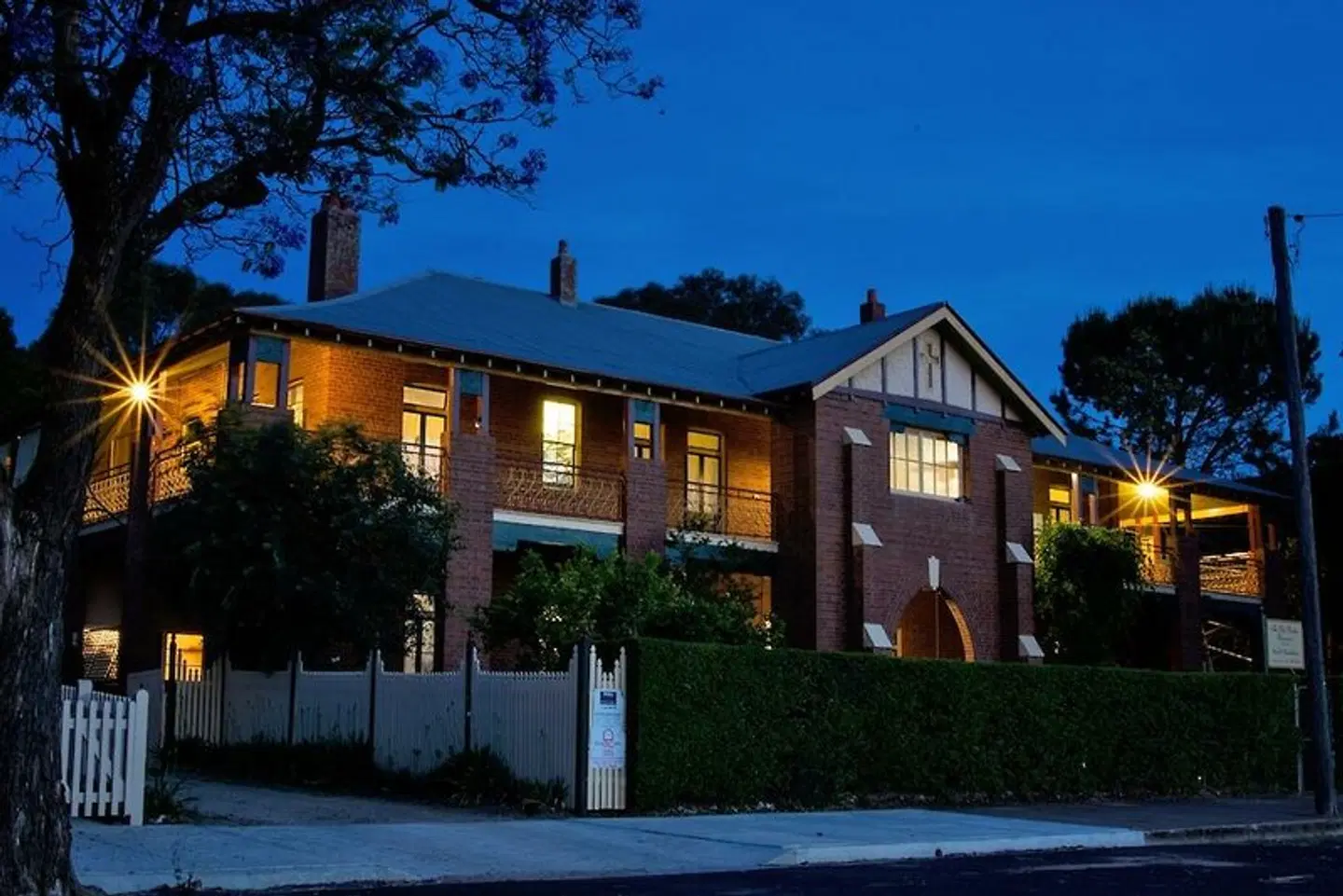 The Old Parkes Convent EXTERIOR