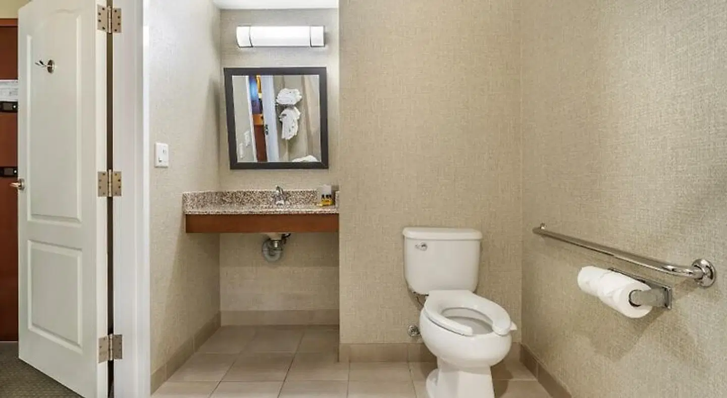 Best Western Plus Service Inn & Suites Badezimmer