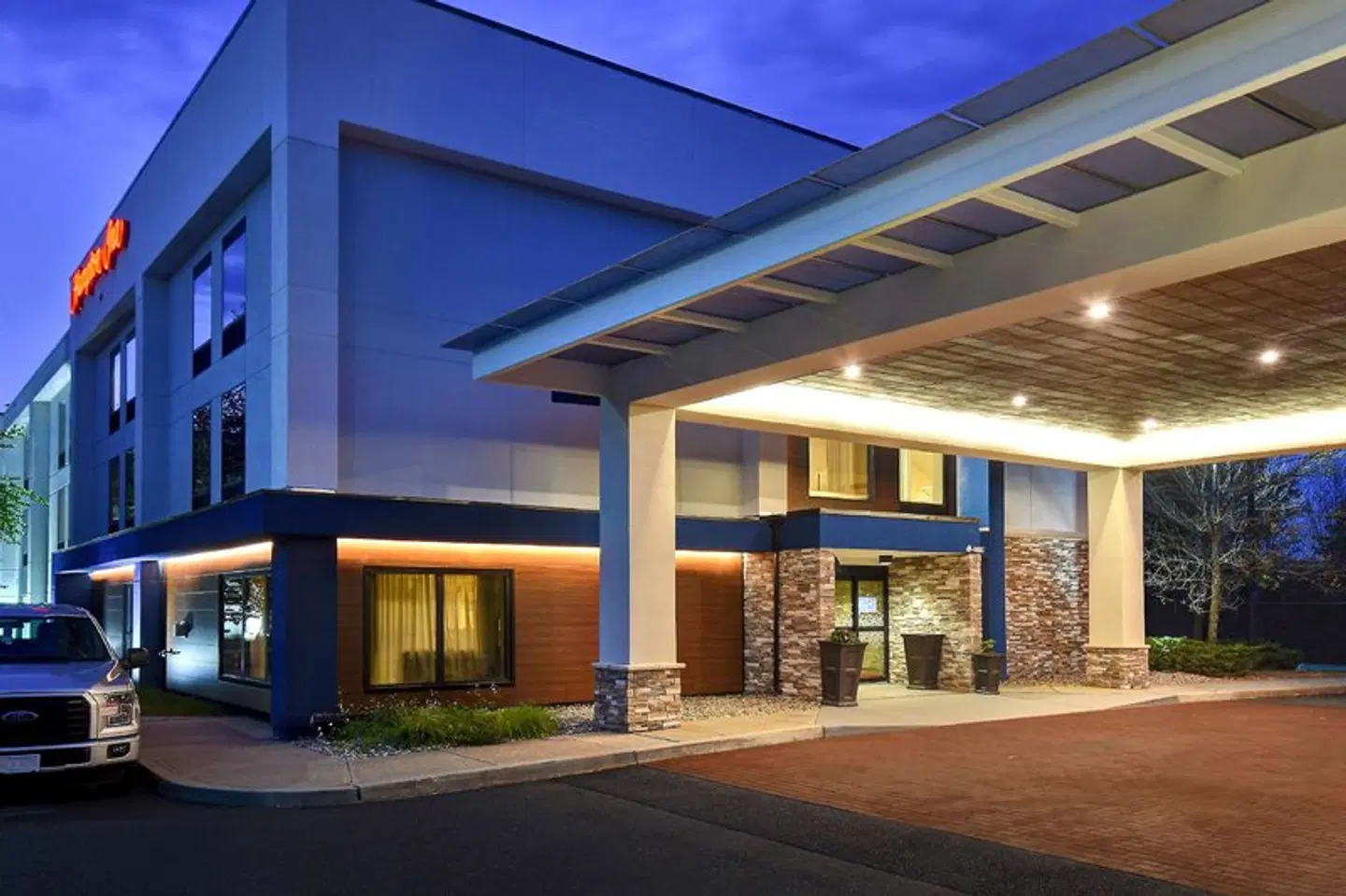 Hampton Inn White River Junction EXTERIOR
