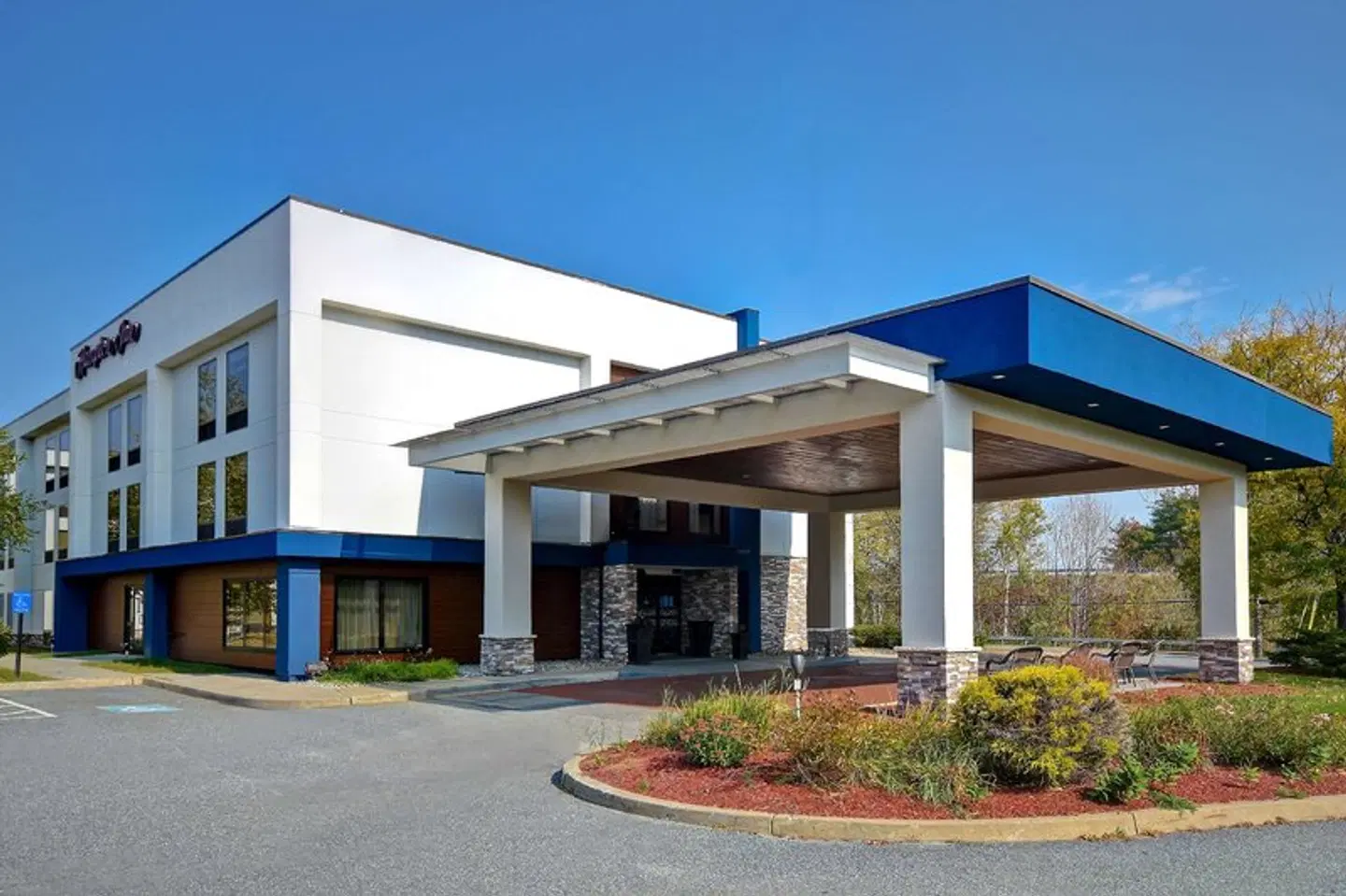 Hampton Inn White River Junction EXTERIOR
