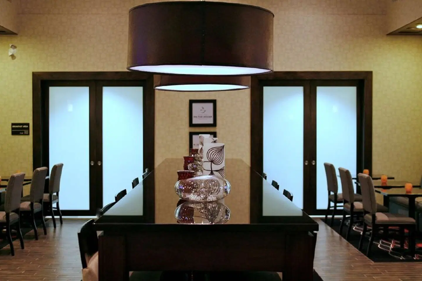Hampton Inn & Suites by Hilton Red Deer ROOM_EXAMPLE