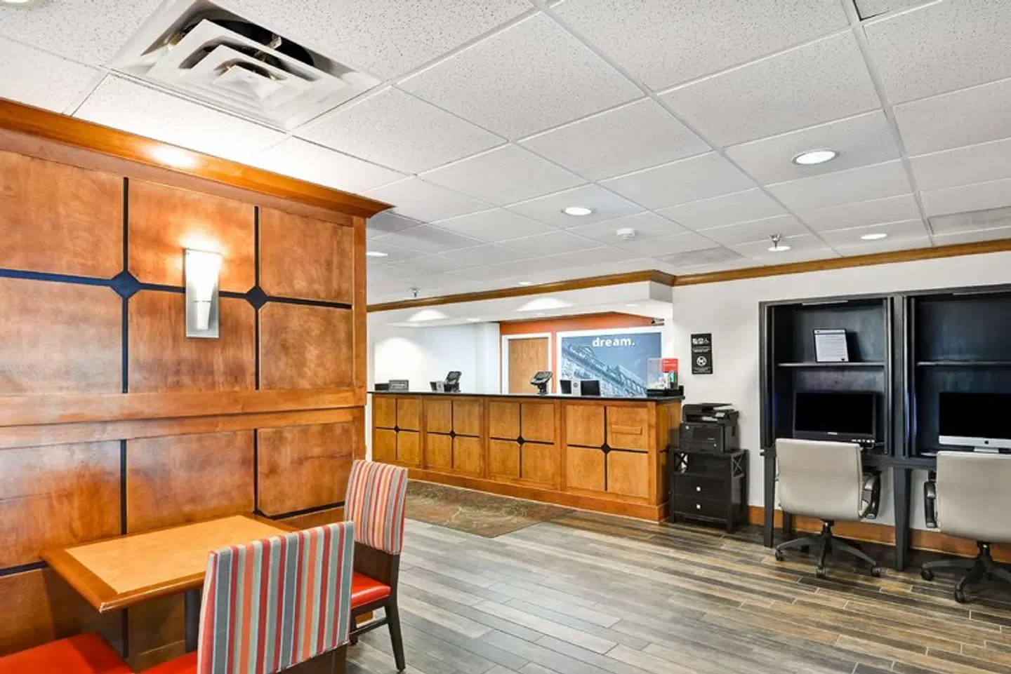 Hampton Inn Memphis-Poplar Bar