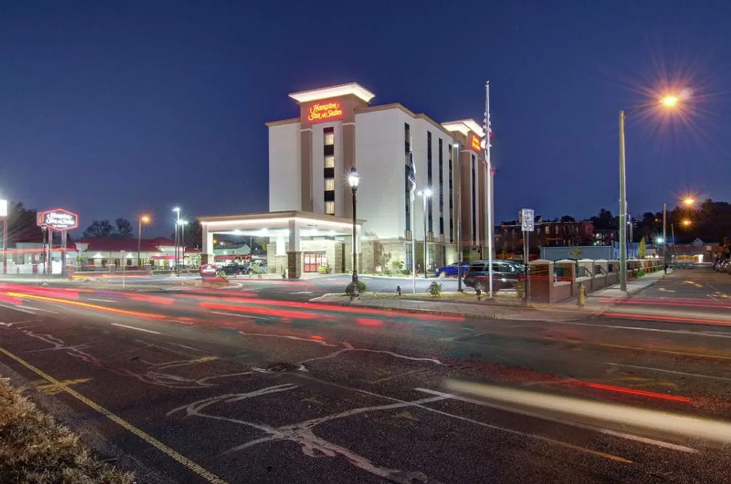 Hampton Inn & Suites Springfield/Downtown EXTERIOR