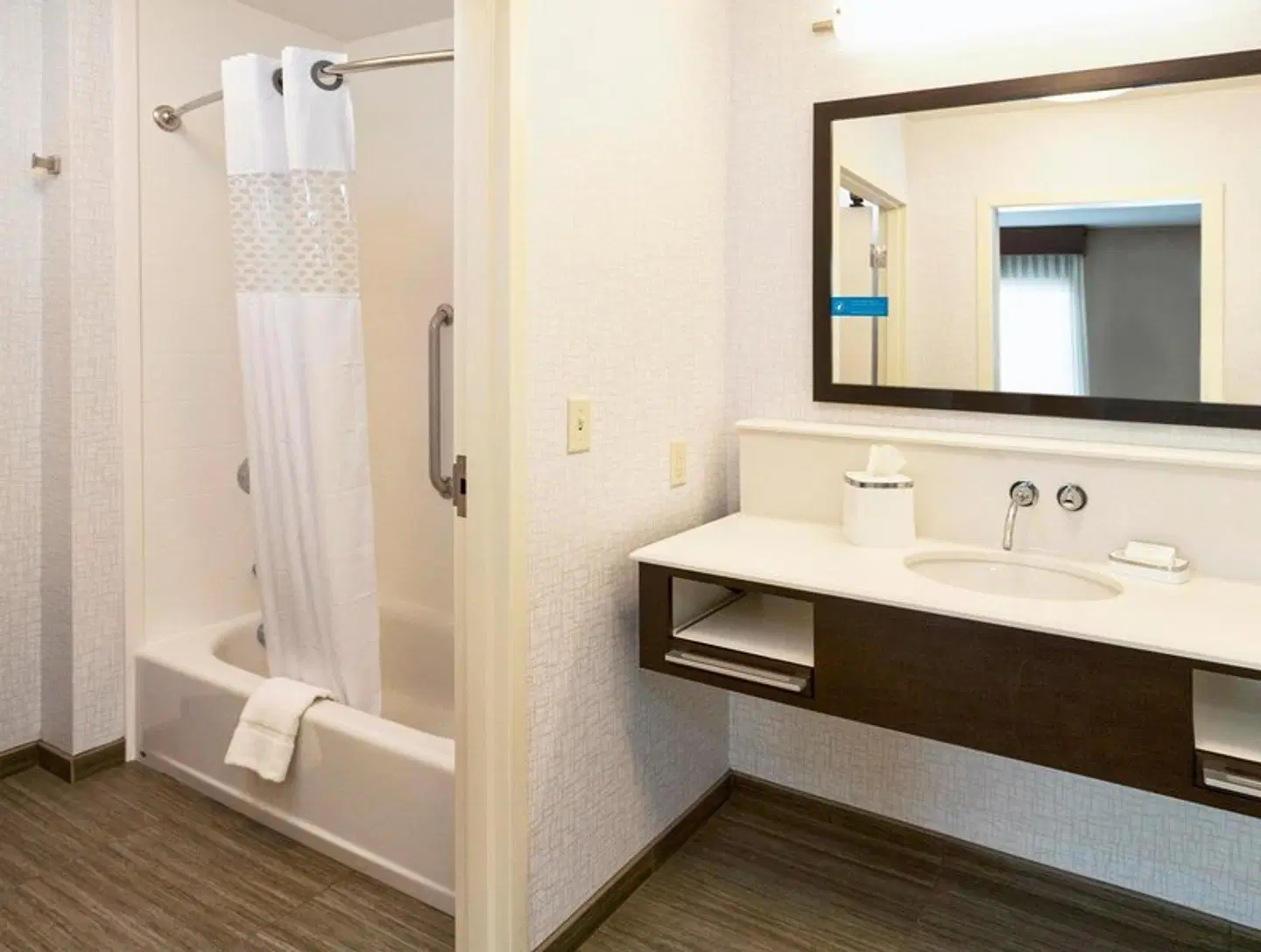 Hampton Inn & Suites Duluth North / Mall Area Badezimmer