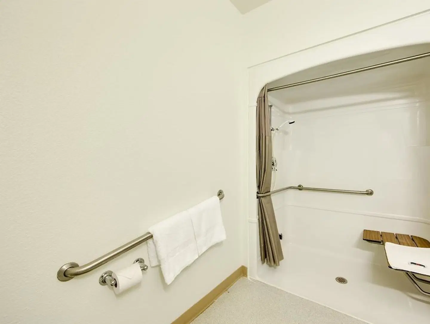 Motel 6 Brampton, ON - Toronto Badezimmer