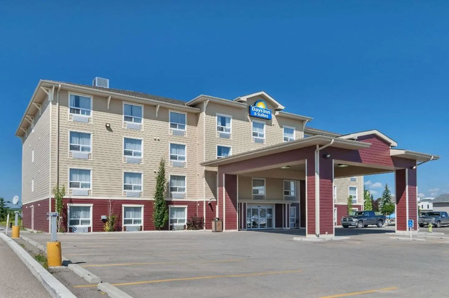 Days Inn & Suites by Wyndham Cochrane EXTERIOR