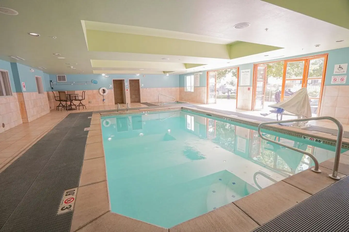 Holiday Inn Express & Suites Ontario by IHG Hallenbad