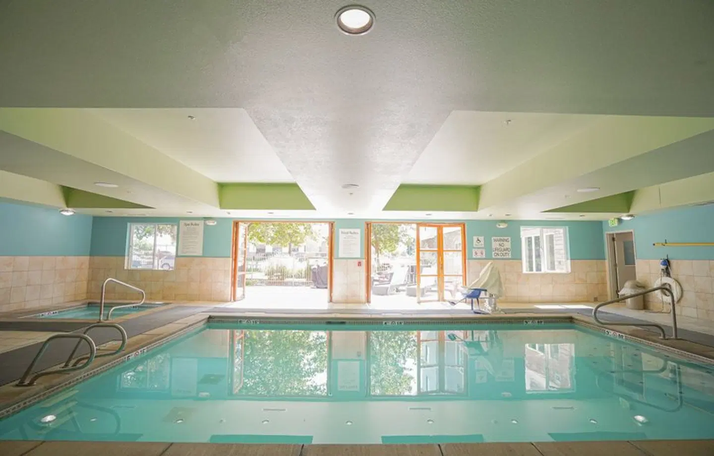 Holiday Inn Express & Suites Ontario by IHG Hallenbad