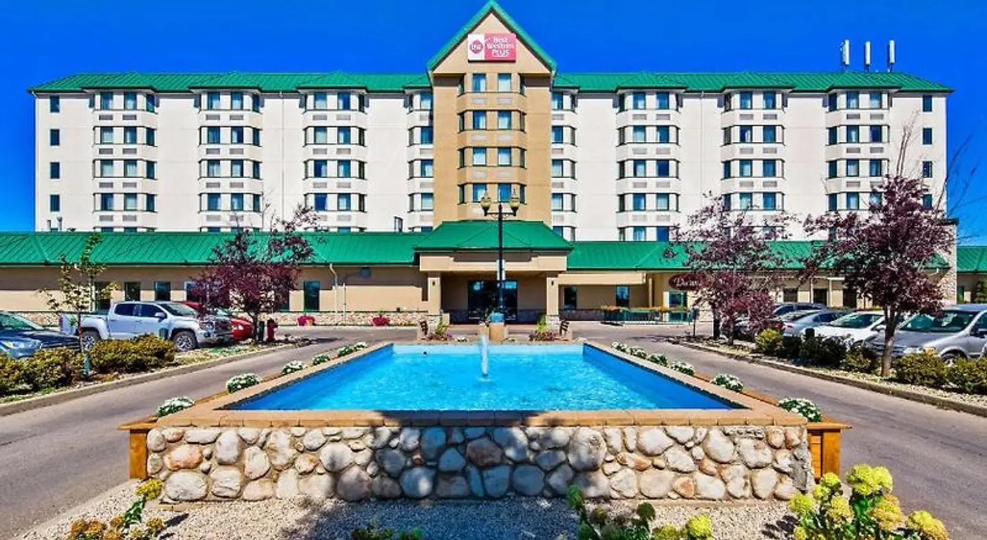 Best Western Plus Winnipeg Airport Hotel EXTERIOR