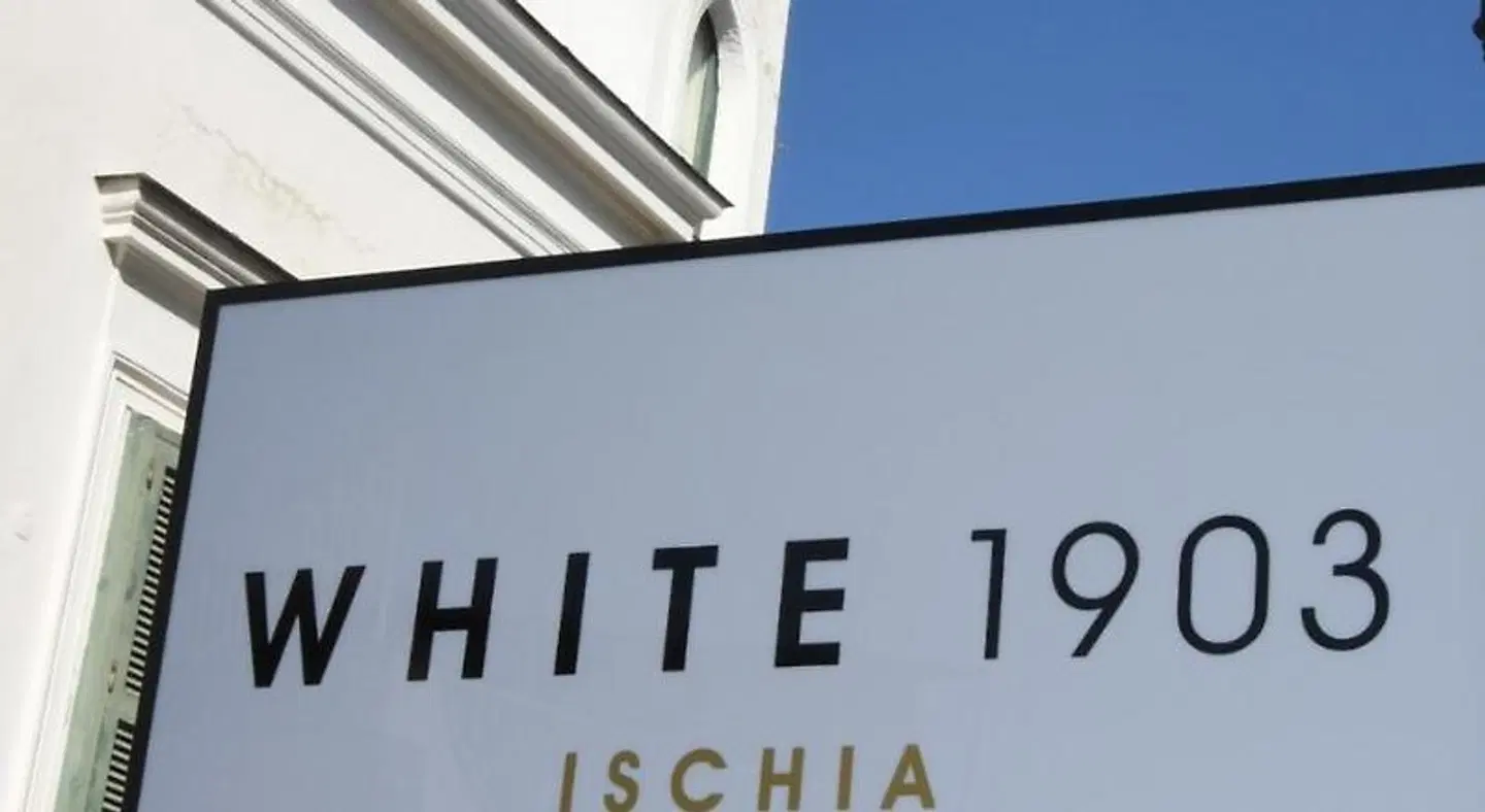 White 1903 EXTERIOR