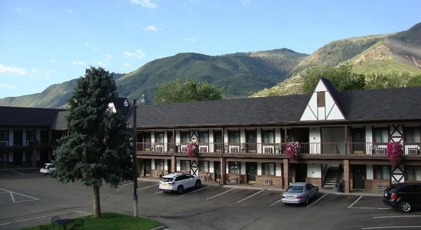 Silver Spruce Motel EXTERIOR