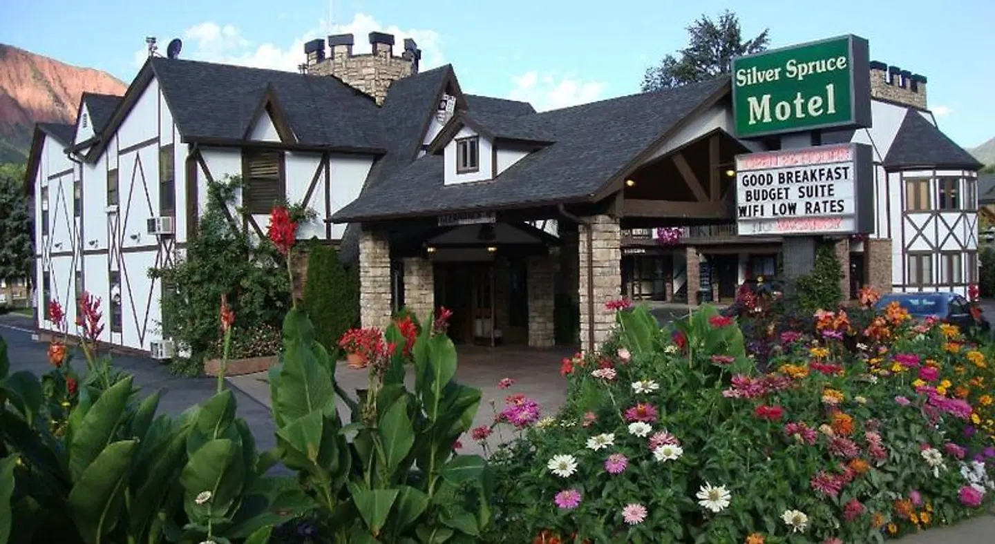 Silver Spruce Motel EXTERIOR